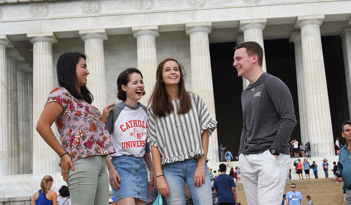 Students in front of Lincoln Memorial 