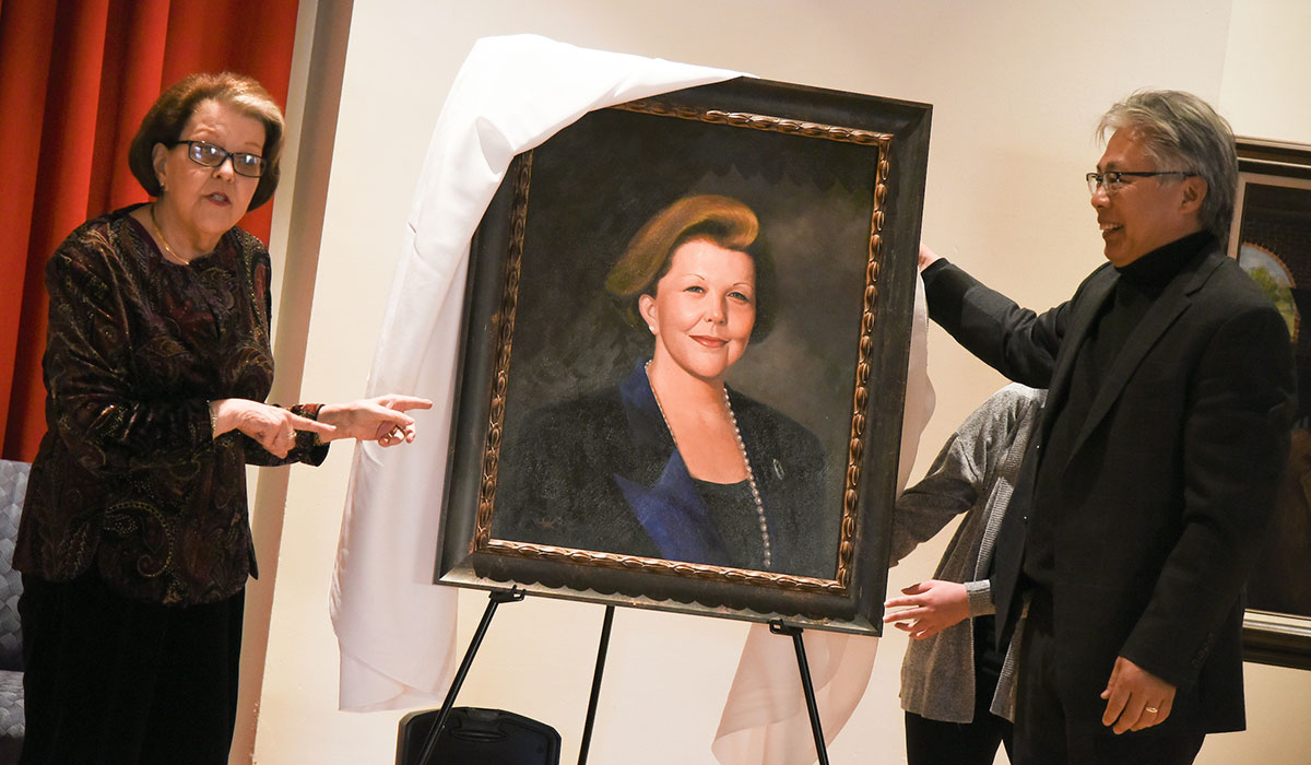 Elaine Walter unveils her portrait