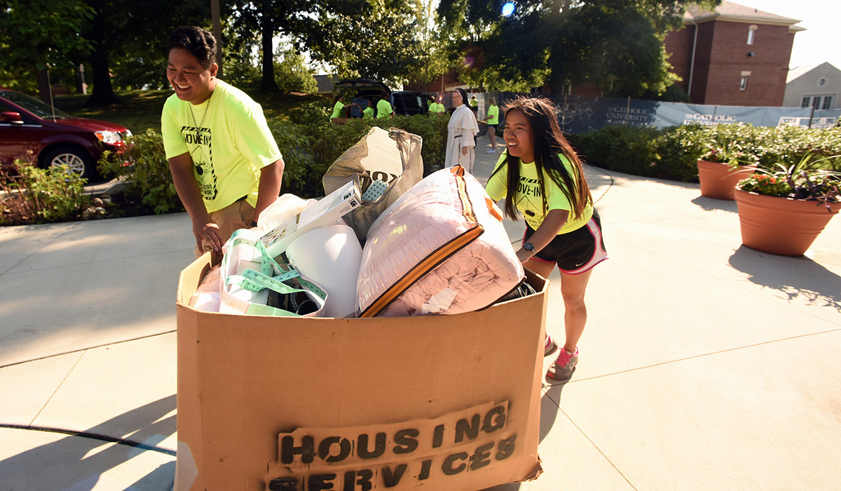Students helping on movein day