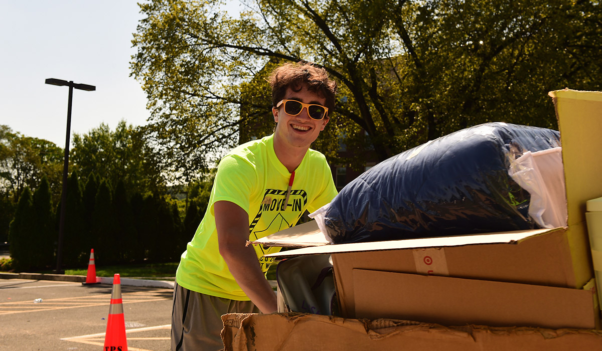 An upperclass student helps with movein