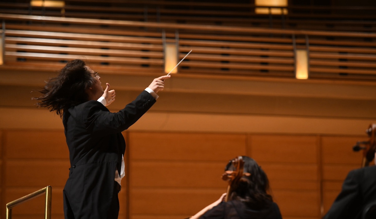 Noel Nascimento conducts the orchestra at the concert
