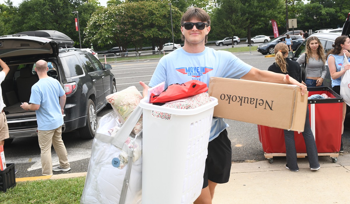 Student Crews Welcome the Next Generation of Cardinals on Move-In Day
