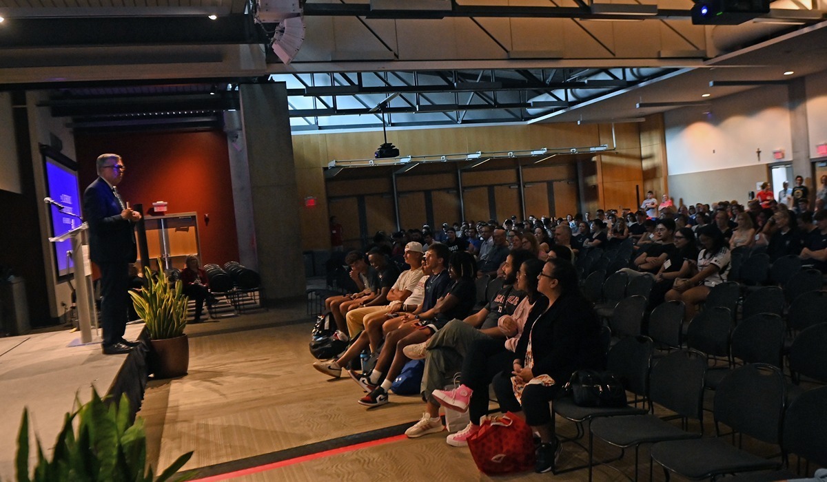 University President Peter Kilpatrick welcomes the Class of 2028 during Orientation