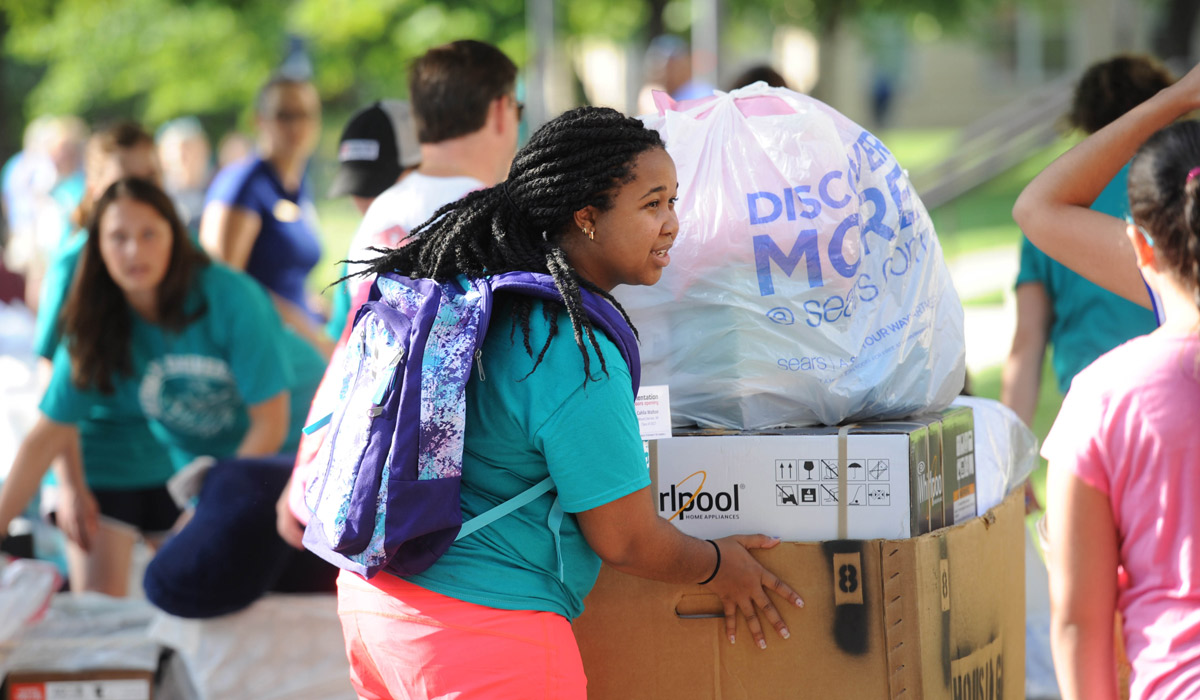 Student volunteers help with move-in