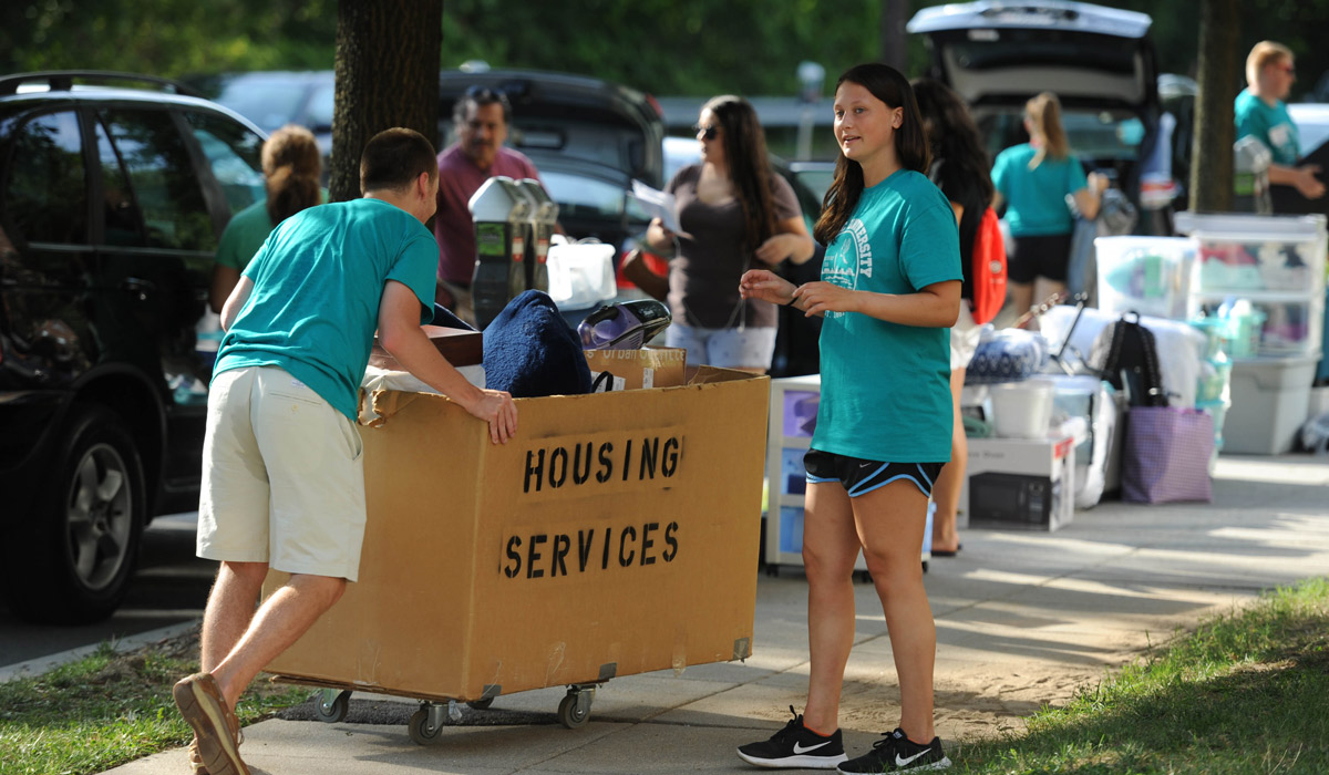Orientation team members help new students move in