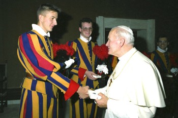 Andreas Widmer shakes hands with Pope John Paul II