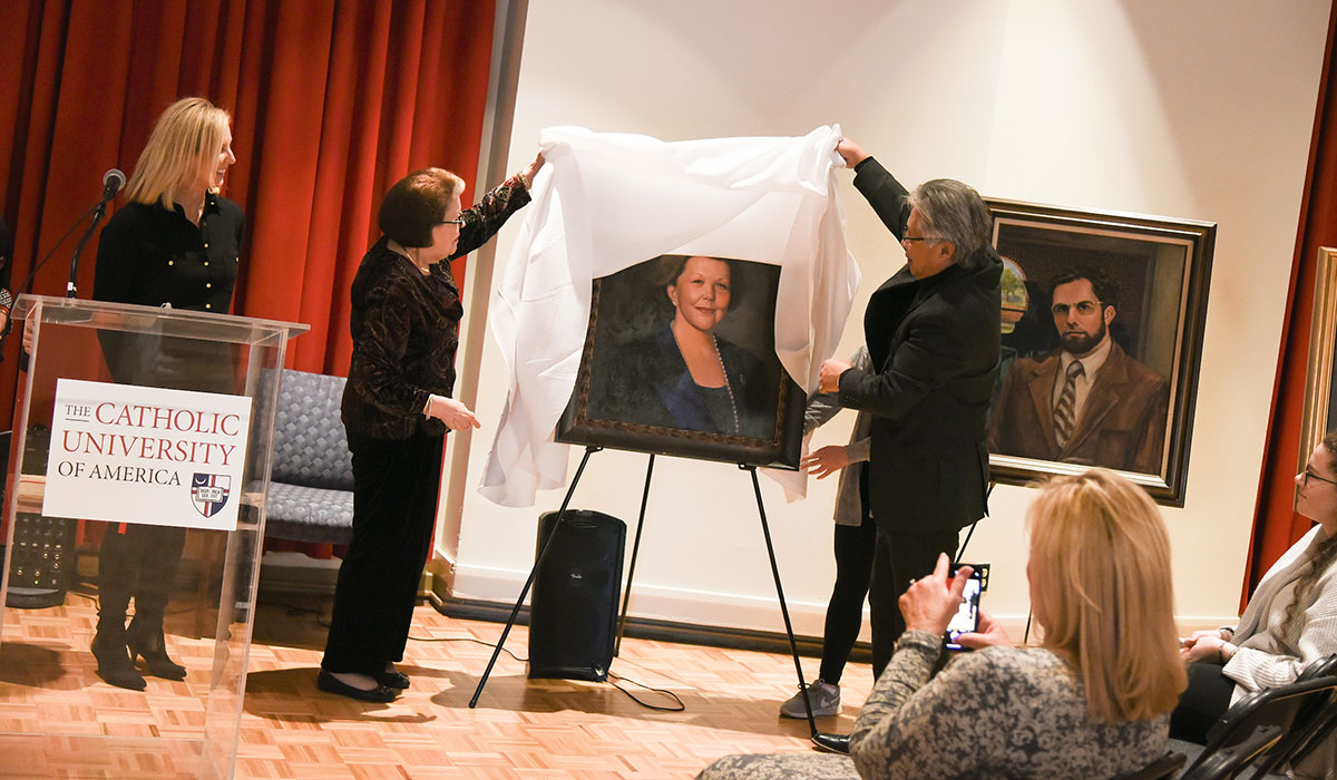 Elaine Walter's portrait is unveiled