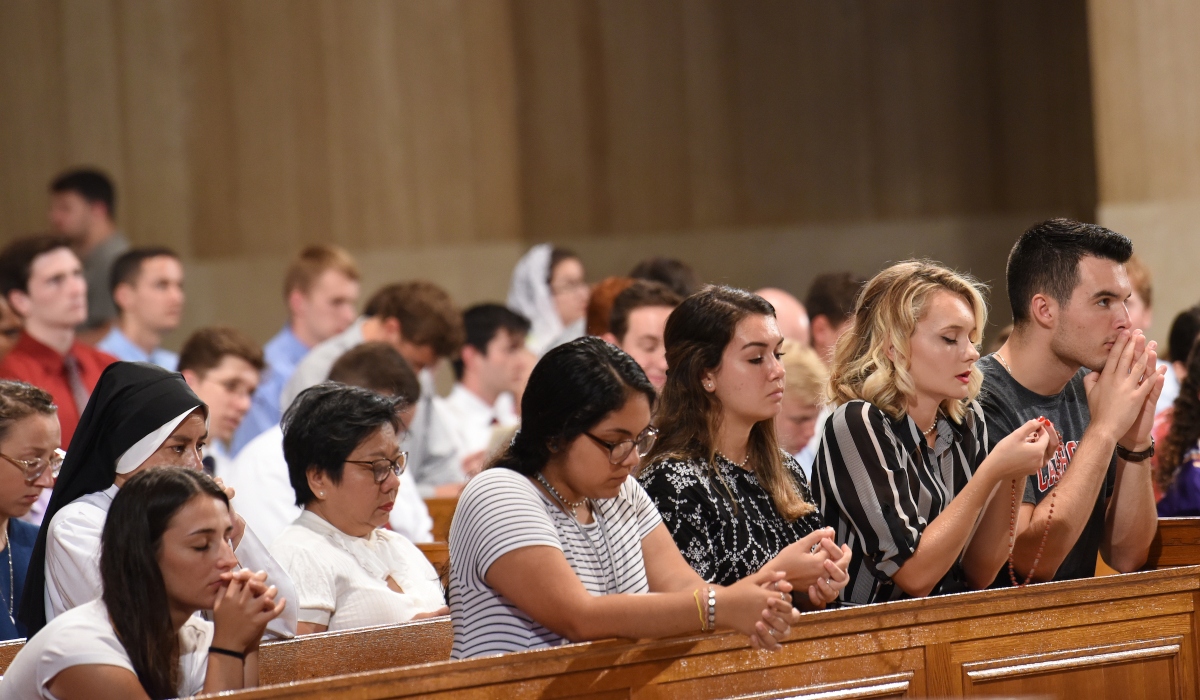 Students praying at Mass of the Holy Spirit